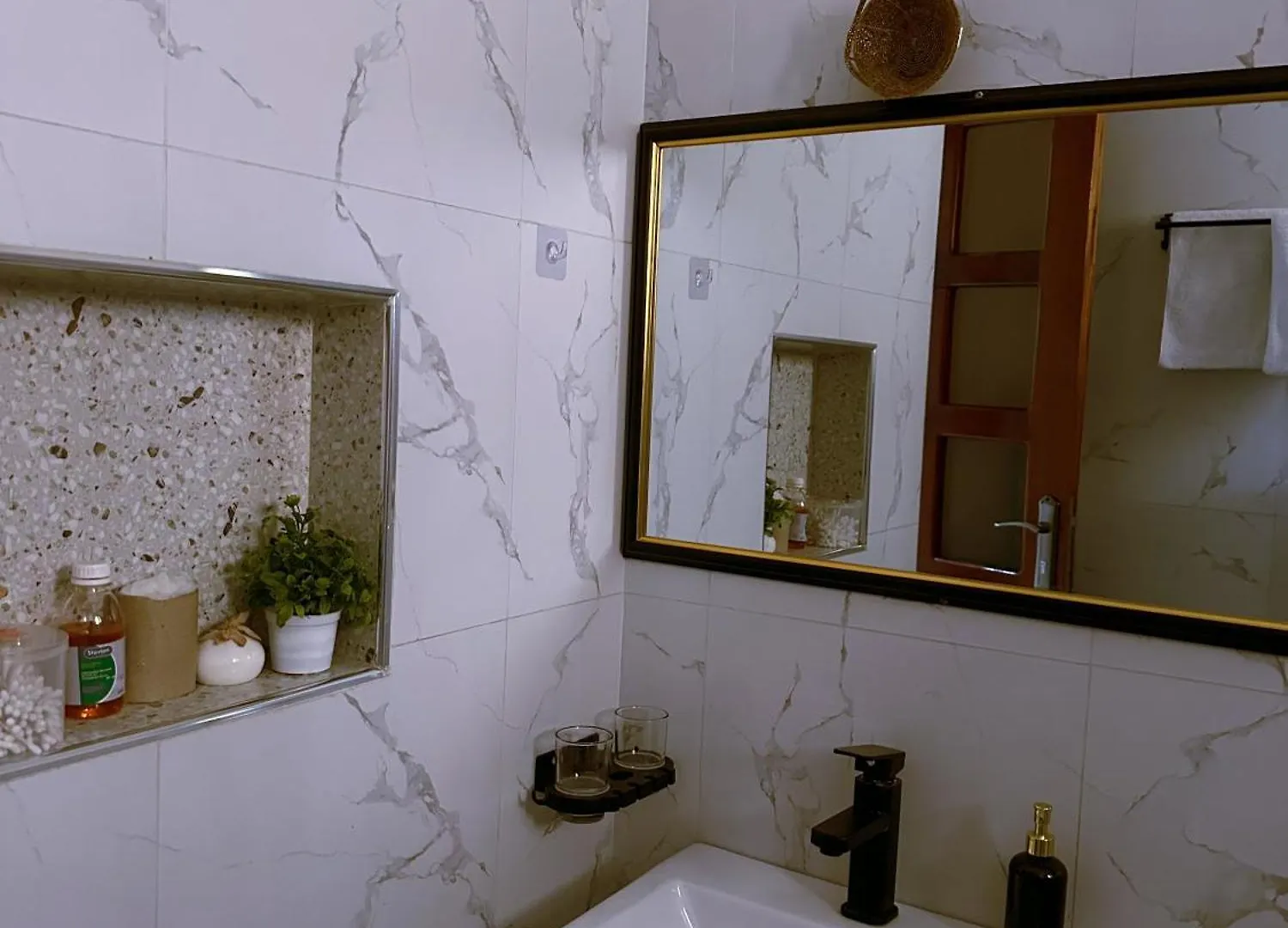 アパート Izana Homes Kampala Condo